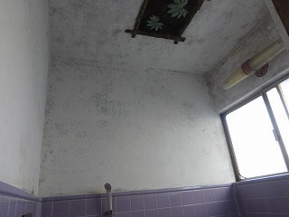 塗替えリフォーム前の浴室の壁と天井