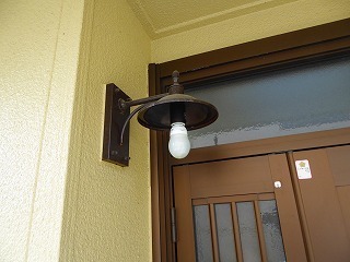 照明の取り替えリフォーム前の玄関灯