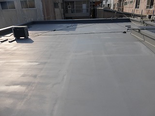 リフォーム後の防水塗装が完成した屋上