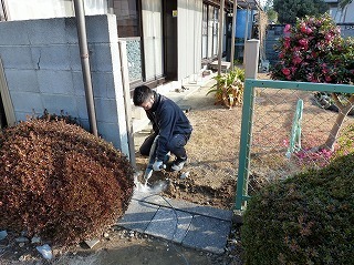 古い門扉の柱を撤去中