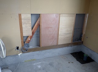 トイレの新設リフォーム中の作業場の床と壁