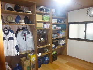 リフォーム中の収納棚ができた壁