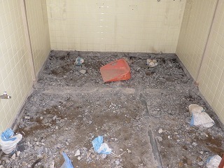 解体リフォーム中のトイレ