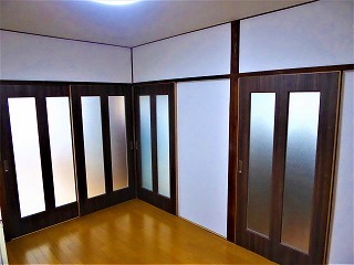 リフォーム後の部屋の内部と建具