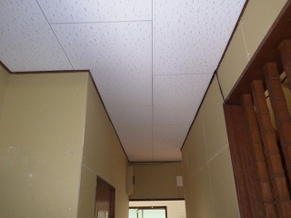 廊下の天井の貼り替えリフォームの後