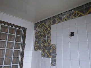 リフォーム中の浴室のタイル壁