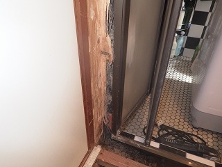 リフォーム前の浴室ドアの木枠
