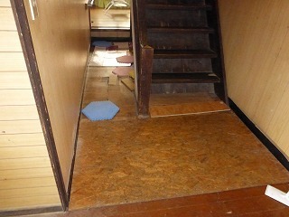 リフォーム前の階段廻りの廊下の床