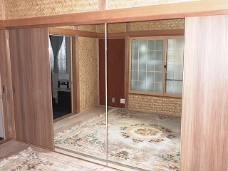 リフォーム後の和室の押入れ引戸と床と壁