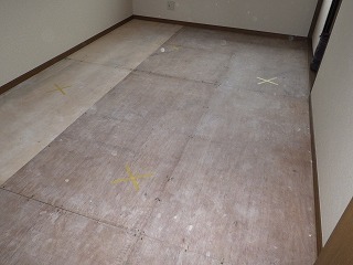 リフォーム前の畳を撤去した和室の床