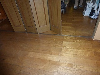 リフォーム前のキッチンの折れ戸と床