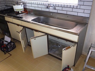 取り替えリフォーム前のキッチンセットと壁のタイル