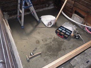 土間コンクリートを打ったリフォーム中の浴室