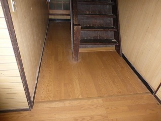 リフォーム後の階段廻りの廊下の床