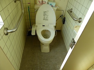 リフォーム前の男子トイレの洋式便器