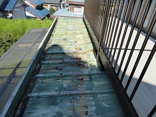 リフォーム前の桟葺の屋根と雨樋