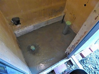 土間コンクリートを打ったリフォーム中のトイレ