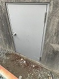 取り替えリフォーム後のマンションのポンプ室の鉄扉と枠