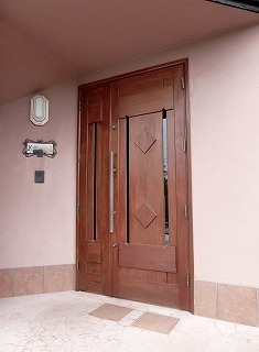 取替えリフォーム前の木製の玄関ドア