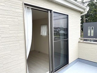 掃き出し窓に後付け用の雨戸サッシを取り付ける窓のリフォーム 浜松市